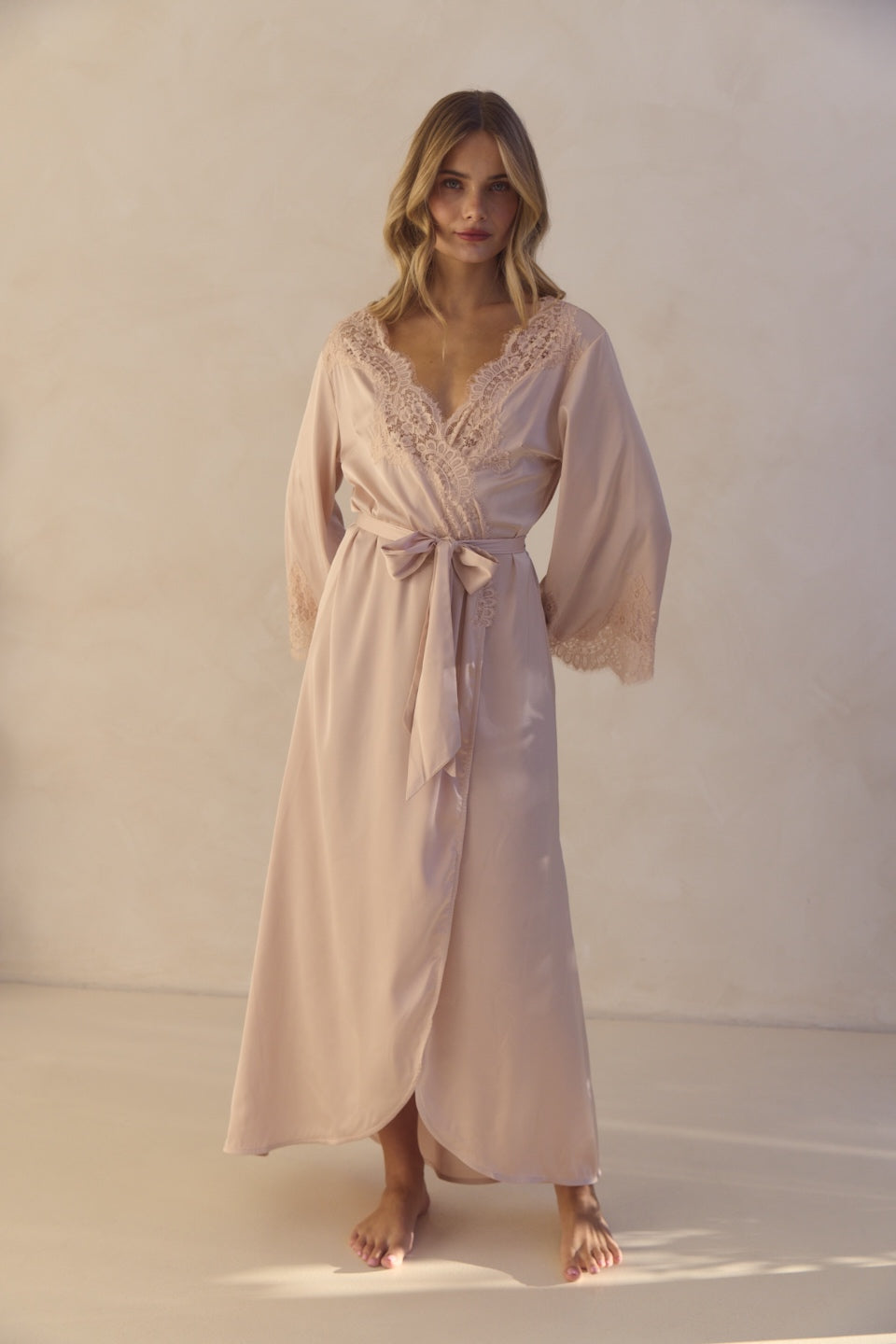 Homebodii Sian long lace bridal robe in blush